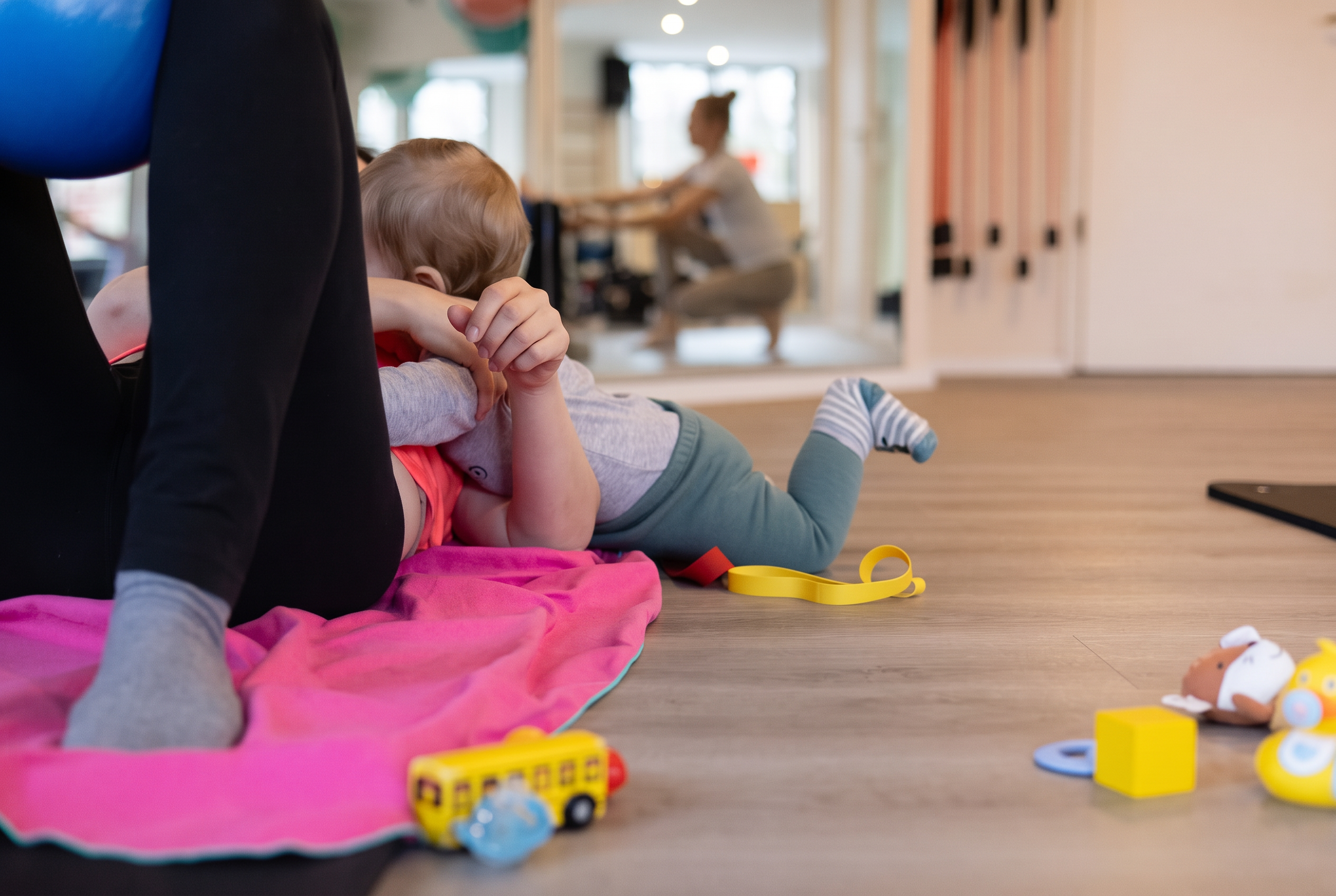Mama und Baby beim gemeinsamen LOOMI-Kurs