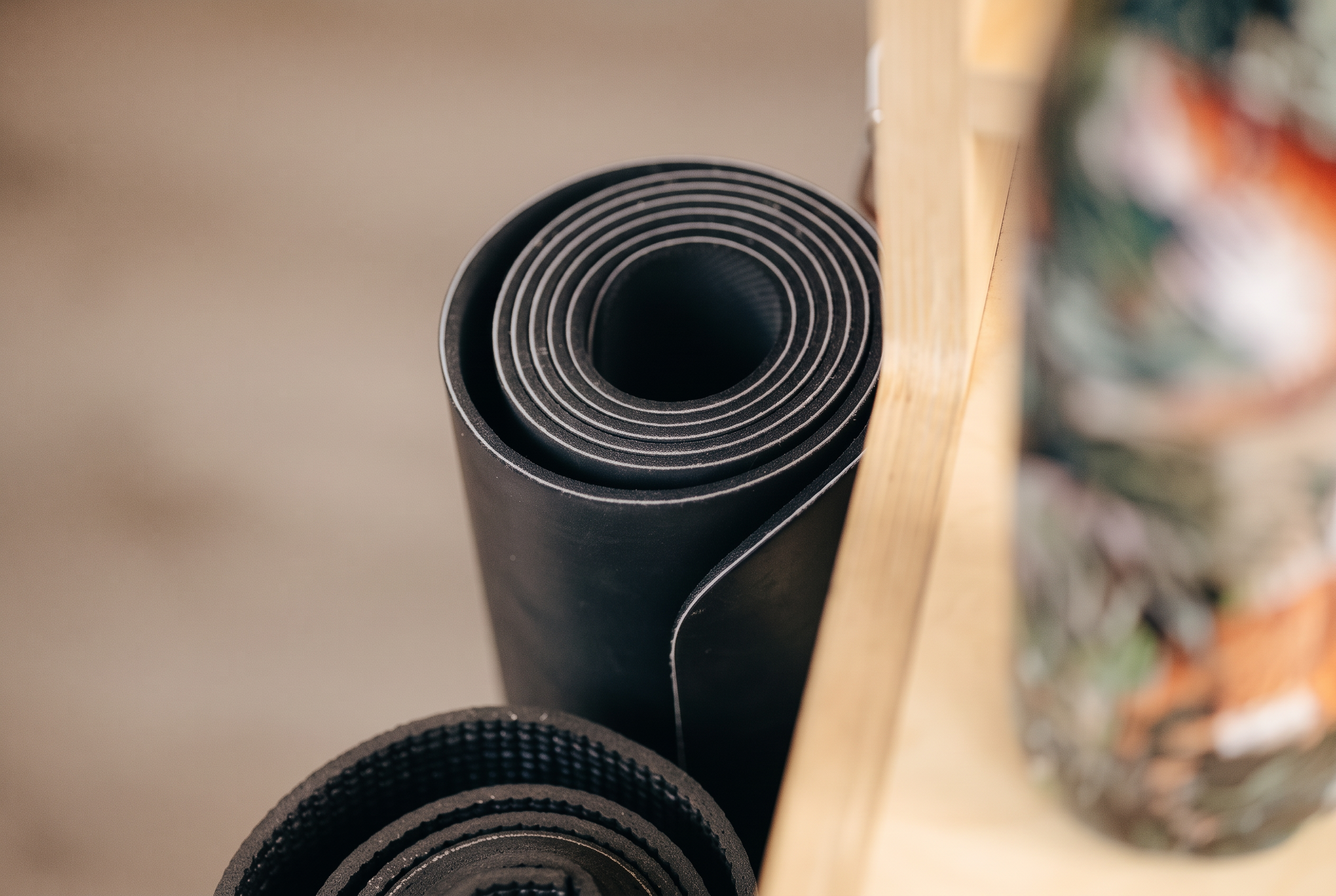 Gerollte Trainingsmatten im Studio